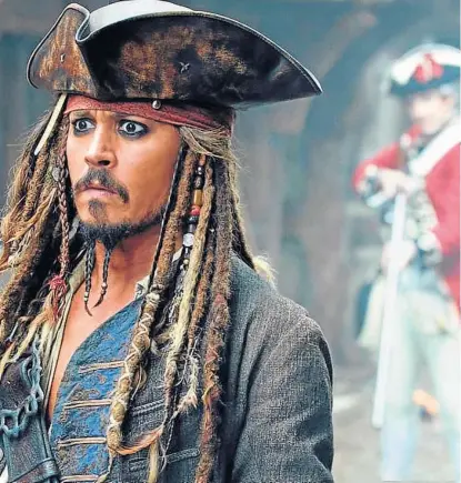  ??  ?? Subido al barco. Johnny Depp sigue siendo la figura estelar de la franquicia de piratas de Disney.