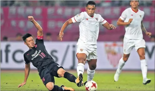  ??  ?? DOMINADOR. Luis Muriel conduce el balón ante la oposición de un jugador del Cerezo Osaka en lo que fue el debut del colombiano.