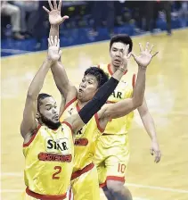  ??  ?? THE STAR HOTSHOTS make their PBA Commission­er’s Cup debut today against the Phoenix Petroleum Fuel Masters.