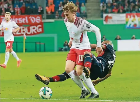  ?? FOTO: IMAGO ?? Elfmeter oder nicht? Bayern-Heißsporn Arturo Vidal foult Emil Forsberg exakt am Rand des Strafraums. Im Hintergrun­d: Kevin Kampl.