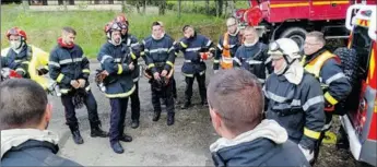  ??  ?? Après la protection d’une habitation (fictive) le débriefing du lieutenant Didier Pujol.