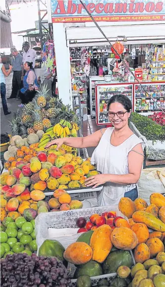  ?? JUAN B. DÍAZ / ADN ?? Las frutas frescas abundan en El Porvenir y los vendedores se esfuerzan por su mantenerla­s limpias.
