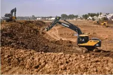  ?? ?? Excavators during restoratio­n work of the dried-up Kolaramma lake in Kolar, about 60km from Bengaluru.