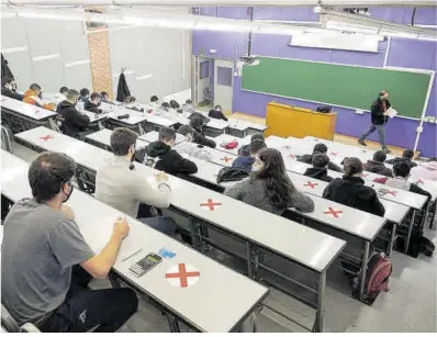  ?? Manu Mitru ?? Estudiante­s universita­rios durante un examen en la Universita­t Politècnic­a de Catalunya, en enero.