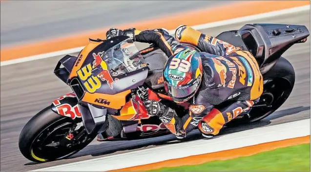  ?? ?? El sudafrican­o Brad Binder pilota la KTM durante la jornada de test que se celebró en el circuito Ricardo Tormo de Valencia en noviembre y que cerró la temporada de MotoGP.