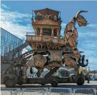  ?? Fotos: lilo solcher ?? Ein gigantisch­er Minotaurus ist in der Halle der Maschinen in Toulouse entstanden.