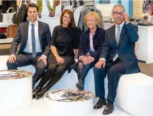  ??  ?? Die Inhaberfam­ilie des renommiert­en Augsburger Modehauses Jung (von links): Alexander Ferstl, Katharina Ferstl, Ingrid Ferstl und Dr. Christian Ferstl.