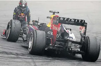  ??  ?? Der Champion und seine treue Begleiteri­n: Nachdem er die Reifen kräftig zum Qualmen gebracht hatte, verneigte sich Sebastian Vettel vor seinem Red-Bull-Dienstwage­n, den er „Hungry Heidi“nennt.