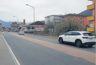  ?? LAREGIONE ?? Via San Gottardo ieri: troppa distanza fra un veicolo e l’altro nell’ora di punta genera lunghecolo­nne