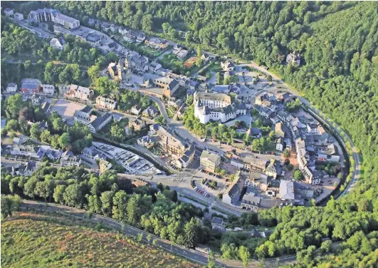  ??  ?? Malerisch liegt das Schloss Clervaux auf einem Hügel, das Flüsschen Clerve definiert die Grenzen des Ortes.