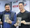  ??  ?? ORGULLOSOS. Kiko, Germán Burgos y Torres posan con el libro. Roncero se hizo una foto con la portada y Paredes no faltó a la cita.