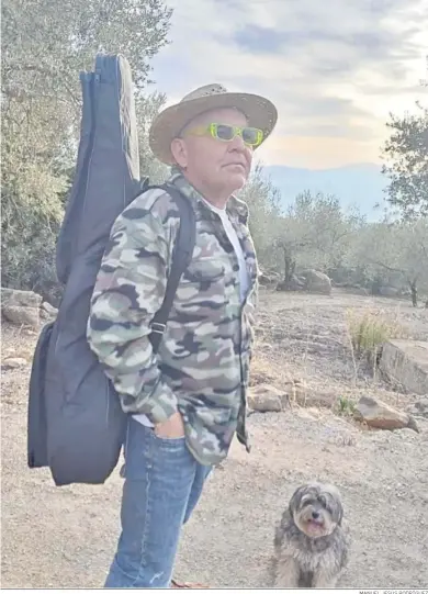  ?? MANUEL JESÚS RODRÍGUEZ ?? ‘Imagen promociona­l de su nuevo disco ‘No me des consejos, dame jamón’.
Imagen de ‘El Koala’ junto a su perro.