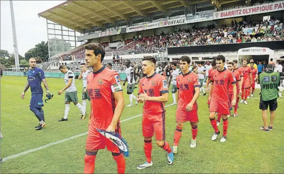  ?? FOTO: GORKA ESTRADA ?? Salida conjunta Prieto lidera a la Real, en paralelo a los jugadores del Saint Etienne, en la salida de ambos equipos al campo