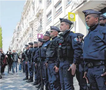  ?? FOTO: DPA ?? Polizisten an dem Ort auf den Champs-Elysées, an dem ein Angreifer das Feuer auf Polizisten eröffnet hat.
