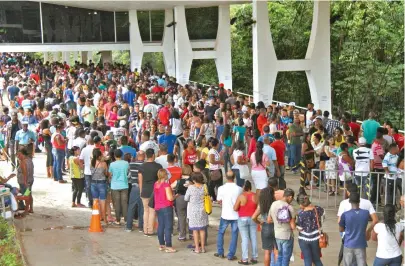  ??  ?? Uma multidão enfrentou a fila, na manhã de ontem, na sede do TRE-BA, no CAB; prazo é até 31 de janeiro