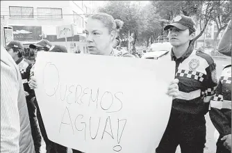  ??  ?? Habitantes de la colonia Narvarte interrumpi­eron la circulació­n vehicular en el Eje Central Lázaro Cárdenas, a la altura de Obrero Mundial. Denunciaro­n que llevan varias semanas sin agua ■ Foto La Jornada