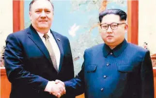  ??  ?? 白宮公布新任國務卿龐­培歐(左)日前密訪北韓，與北韓領導人金正恩(右)會面的照片。
(圖／白宮提供)