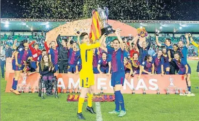  ?? JERO MORALES / EFE ?? Las jugadoras del FC Barcelona celebran con el trofeo la victoria por 1-0 ante el Atlético de Madrid