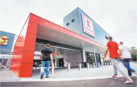  ?? FOTOS: THOMAS SIEDLER ?? Das neue Kaufland in der Julius-Bausch-Straße hat am 15. März seine Pforten geöffnet. Die erhoffte Frequenz bleibt bislang jedoch aus.