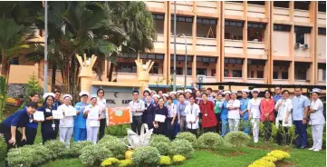  ??  ?? Dr Hii ( left) and Dr Chang hold the ‘World Antibiotic­s Awareness Week’ banner after launching the event. Seen with them are Kapit Hospital staff.