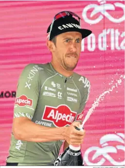  ?? MAURIZIO BRAMBATTI / EFE ?? Dries de Bondt celebrando la victoria de la decimoctav­a etapa del Giro.