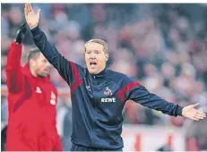  ?? FOTO: MARIUS BECKER/DPA ?? Von jetzt auf gleich mittendrin: Kölns Trainer Timo Schultz gestikulie­rt im Spiel gegen Heidenheim an der Seitenlini­e.