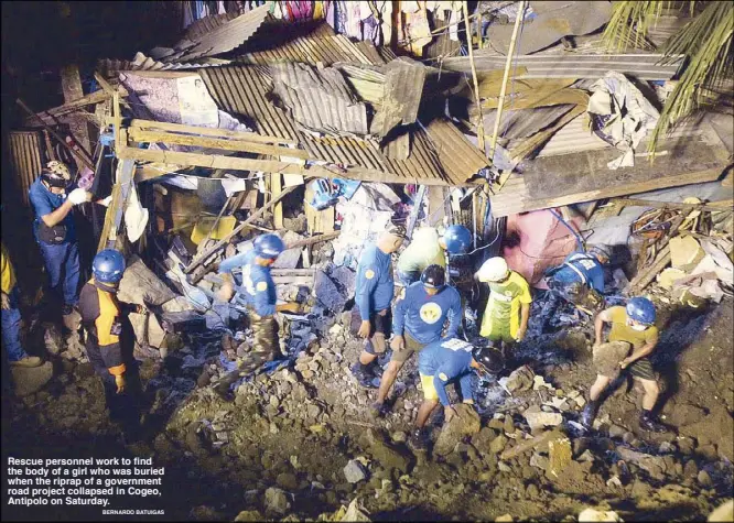  ?? BERNARDO BATUIGAS ?? Rescue personnel work to find the body of a girl who was buried when the riprap of a government road project collapsed in Cogeo, Antipolo on Saturday.