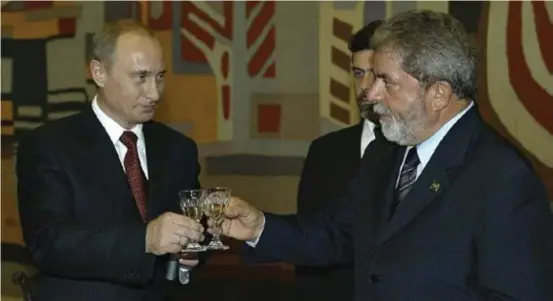  ?? ?? Vladimir Putin e Lula da Silva celebram acordos em torno do Brics