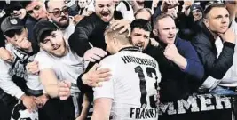  ?? IMAGO ?? „Hinti“und die Eintracht-Fans bleiben eine Einheit