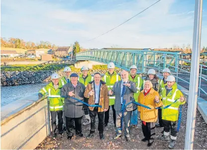  ?? Picture: Steve MacDougall. ?? Representa­tives from Perth and Kinross Council, Balfour Beatty and WSP mark the opening of the new flood defences, which have come in for criticism from locals.