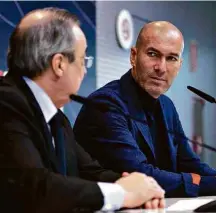  ?? Borja B. Hojas/Associated Press ?? Zidane olha para o presidente do Real Madrid, Florentino Perez, durante entrevista nesta quinta