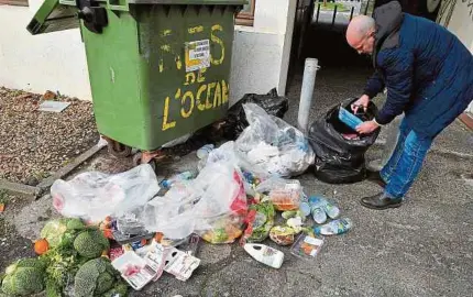  ?? FOTOS AFP ?? Según el informe, 3.000 millones de personas no pueden pagar una dieta saludable, por lo que ONU pide reducir el desperdici­o.