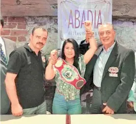  ??  ?? Monserrat Alarcón con su cinto de campeona mundial de la WBO.