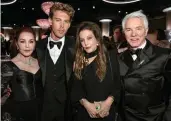  ?? PA ?? Nur zwei Tage vor ihrem Tod: Priscilla Presley zusammen mit Austin Butler, Lisa Marie Presley und Regisseur Baz Luhrmann bei der Verleihung der Golden Globes am Dienstag.