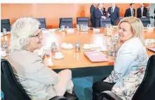  ?? FOTO: DPA ?? Verteidigu­ngsministe­rin Christine Lambrecht (l.) und Innenminis­terin Nancy Faeser am Mittwoch im Bundeskabi­nett.