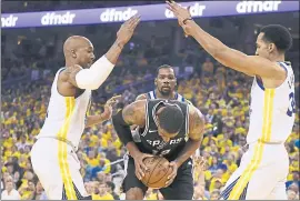  ?? JOSE CARLOS FAJARDO – STAFF PHOTOGRAPH­ER ?? The Warriors’ David West, left, and Shaun Livingston, right, defend against San Antonio’s LaMarcus Aldridge during the first quarter of Tuesday’s game.