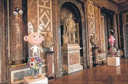  ?? RAPHAEL GAILLARDE / GETTY ?? Los muñecos irreverent­es de Takashi Murakami subvierten la solemnidad del palacio de Versalles