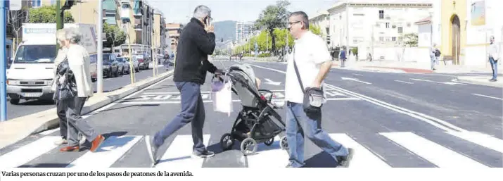  ?? Víctor Castro ?? Varias personas cruzan por uno de los pasos de peatones de la avenida.