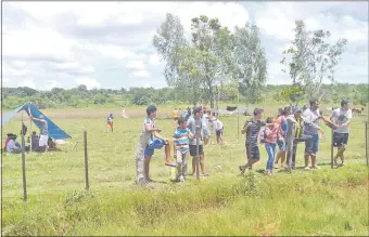  ??  ?? A tempranas horas de ayer este grupo de personas ingresó a un predio del Indert.