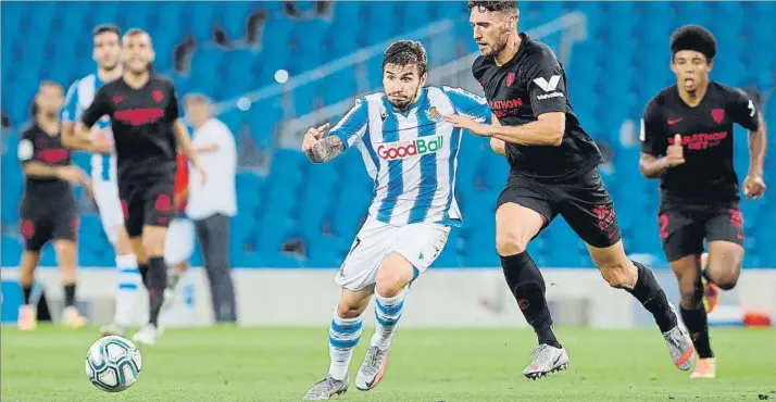  ?? FOTO: EFE ?? Cristian Portu persigue con la mirada fija el balón mientras Sergi Gómez trata de frenar el intento de ataque del delantero realista