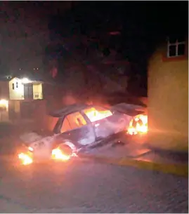  ??  ?? QUEMA. Un auto, previament­e baleado, fue incendiado la noche del martes en la colonia San José, en Chilpancin­go, Guerrero.