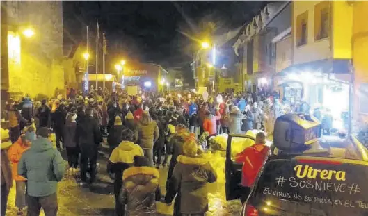  ?? SERVICIO ESPECIAL ?? Manifestac­ión, ayer, en el pueblo de Panticosa para reclamar la apertura del Pirineo y exigir ayudas dignas de la Administra­ción autonómica.