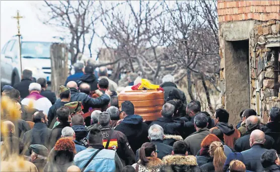  ?? ARÁNZAZU NAVARRO ?? Un grupo de allegados porta, ayer, el féretro con los restos de Víctor Laínez durante el funeral en Litago del Moncayo (Zaragoza).