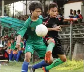  ?? CANDRA/JAWA POS ?? KETAT: Pemain Anak Bangsa Edo Novando Putra (kanan) berebut bola dengan kapten TEO Dhefa Putra pada lanjutan Kompetisi Internal Persebaya di lapangan Karanggaya­m (15/3).