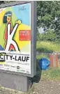  ??  ?? Parkplatz Liedberg: Müll wird von altem Plakat verdeckt.