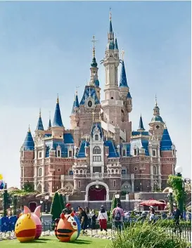  ??  ?? Shanghai Disneyland is perfect for a family holiday.