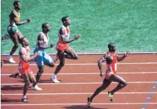  ?? FOTO: IMAGO ?? Die letzten Meter: Ben Johnson (rechts) hält auch Carl Lewis deutlich auf Distanz.