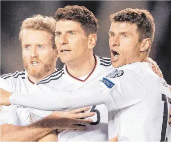  ?? FOTO: DPA ?? Geballte Tor-Power: André Schürrle, Mario Gomez und Thomas Müller (von li.) steuerten jeweils Treffer bei.