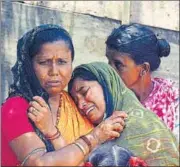  ?? PARVEEN KUMAR/HT PHOTO ?? Firefighte­rs trying to douse a blaze that gutted 300 shanties near Gurugram Sector-53 on Friday. Residents trying to console each other at the site.