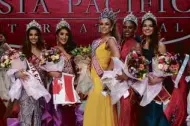  ??  ?? Newly-crowned queens. Miss Asia Pacific Internatio­nal 2019 Chaiyenne Huisman (center) leads her court in proudly wearing their new crowns. (L-R) 4th runner-up Fiorella Cortes from Costa Rica, 2nd runner-up Jessica Cianchino of Canada, 1st runner-up Eoanna Constanza of Dominican Republic, and 3rd runner-up Carolina Schüler from Brazil.